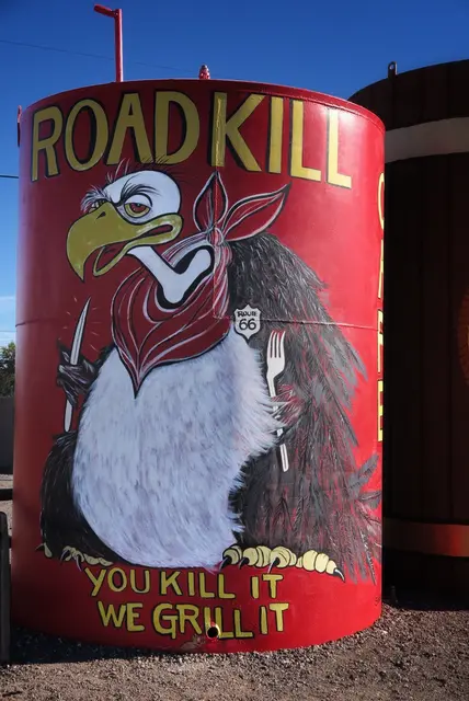 Das Roadkill Café steht an der Route 66 und nach dem Motto alles was so überfahren wird kann man zum Grillen mitbringen;-))
