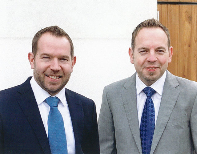 Martin (r.) und Ulrich Kretschmer spenden den Erlös der Lesung an das Jugendzentrum Zitrone.
Foto: Kretschmer
