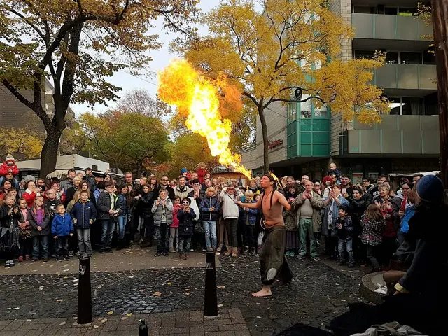 Highlights sind beim Mystischen Mittelaltermarkt bei Einbruch der Dunkelheit die genialen Feuershows von WupperFlow Production, die die Besucher aus nah und fern zum Staunen bringen.  | Foto: Archivfoto: Reiner Terhorst
