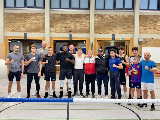 Die Boxstaffel des ÖSG Vikt.08 DO. In der Mitte, Boxtrainer
Erich Weber.