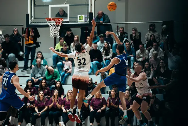 Tyson Leitao blockt defensiv im Derby gegen die EN Baskets Schwelm | Foto: Calvin Vorsmann, cnipsr