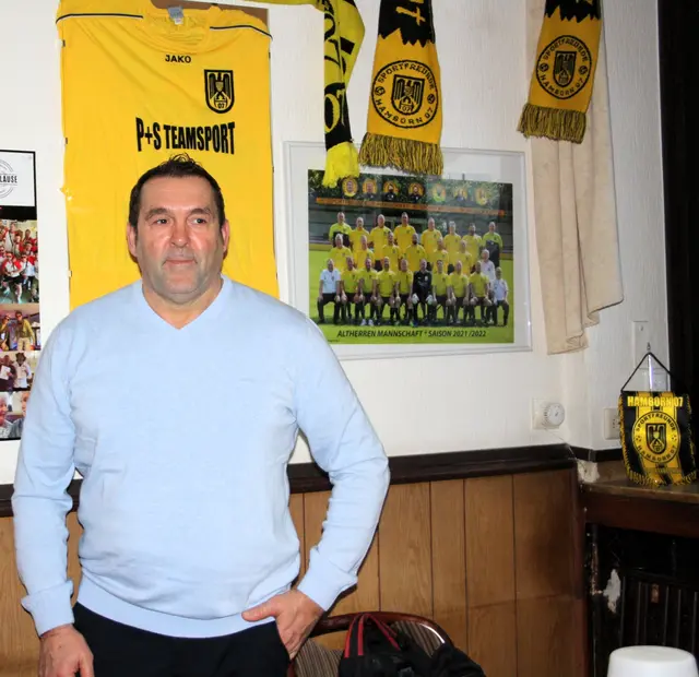 Sein Herz schlägt für Hamborn 07. Angelo Antonica, neuer Vorsitzender von Hamborn 07 und dort zugleich Betreiber des Löwentreffs, hat bereits als Marktklausen-Gastronom in Neumühl, dort eine große „07-Ecke“ installiert.
Foto: Reiner Terhorst
