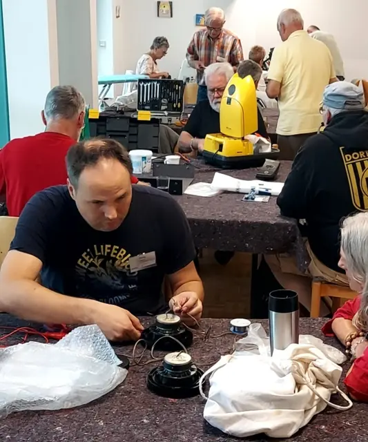 Ehrenamtliche Mitarbeitende im Repair Café Wambel stellen ihr Wissen bei der Reparatur von defekten Geräten, … | Foto: Repair Café Wambel