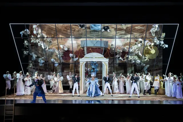 Mit opulentem Bühnenbild geht die Operette "Wiener Blut" am Aalto-Musiktheater an den Start, Szene mit (von links): Franz-Xaver Zach, Kammersängerin Christina Clark, Stefan Stoll sowie dem Opernchor des Aalto Musiktheaters und Tänzerinnen und Tänzern des Aalto-Balletts. | Foto: Sandra Then