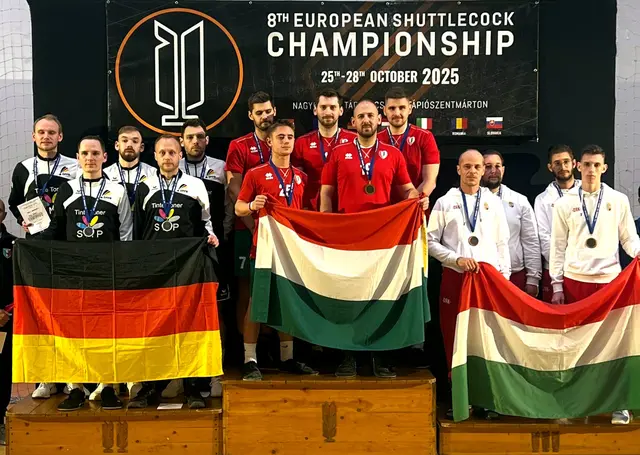 Die deutschen Herren mit (v.l.) Philip Kühne, Torben Nass, Christopher Zentarra, Sven Walter und David Zentarra wurden Vizeeuropameister, Gergö Horváth (5.v.r.) vom FFC Hagen gewann mit Ungarn die Goldmedaille.