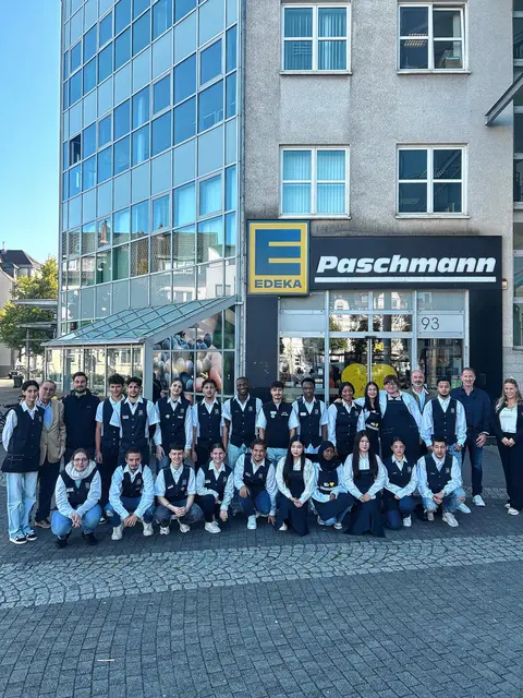 Dies ist nur ein Teil der Auszubildenden bei Edeka Paschmann. Insgesamt sind es über 70. Foto: Edeka
