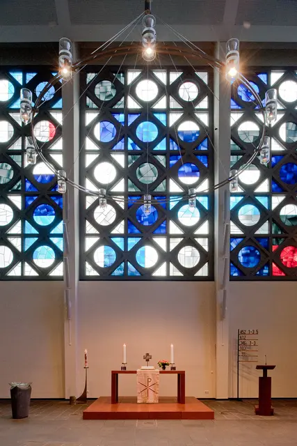 In der Lutherkirche Duisburg-Duissern werden an Heiligabend Aufregung und Lampenfieber zu spüren sein. Pfarrer Korn sucht jetzt kleine Stars fürs Krippenspiel.
Foto: Tanja Pickartz

 
