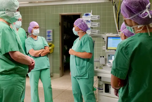 Einmal komplett in steriler Arbeitskleidung: anders ist eine Führung durch den OP nicht möglich. Die Besucher:innen haben am Samstag, 08. November, um 12 Uhr Gelegenheit dazu im Philippusstift.   | Foto: Contilia