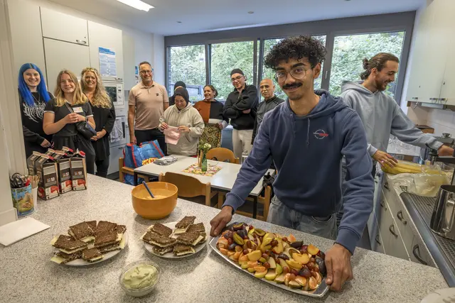 Neben einem gemeinsamen Essen bietet der Kinder- und Familientisch einmal in der Woche Bildungsunterstützung, Beratung und verschiedene Freizeitaktivitäten an. | Foto: Vonovia / Stachelhaus