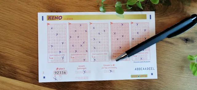 Zwischen zwei und zehn Zahlen aus dem Bereich 1 bis 70 können pro Tipp bei KENO angekreuzt werden, Quicktipps sind ebenfalls möglich. Die Anzahl der getippten Zahlen bestimmt den KENO-Typ (2 bis 10) und die Gewinnchance. | Foto: Sarah Stasch