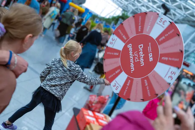 "Ich kaufe ein E" ist hier keine Option, doch auch das Glücksrad am Flughafen-Aktionstag verspricht attraktive Gewinne. | Foto: Flughafen Düsseldorf