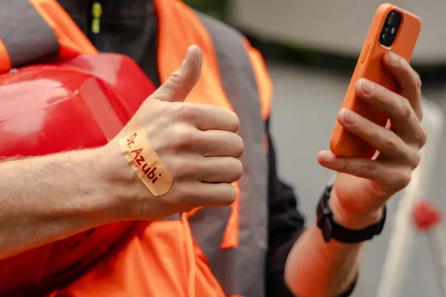 Klebt so manches „Azubi-Trostpflaster“: „Dr. Azubi“ gibt wichtige Tipps. Per „Online-Sprechstunde“ hilft die Website (www.dr-azubi.de) Auszubildenden, wenn sie Fragen und Probleme haben, so die IG BAU Duisburg-Niederrhein. | Foto: IG BAU | Nils Hillebrand