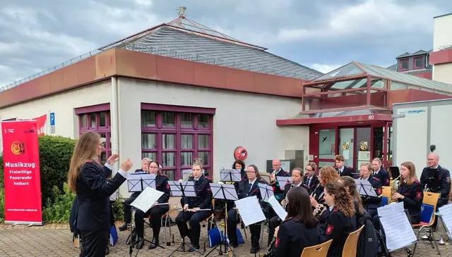 Der Musikzug der Freiwilligen Feuerwehr Velbert beim Platzkonzert in Langenlonsheim. | Foto: Feuerwehr Velbert