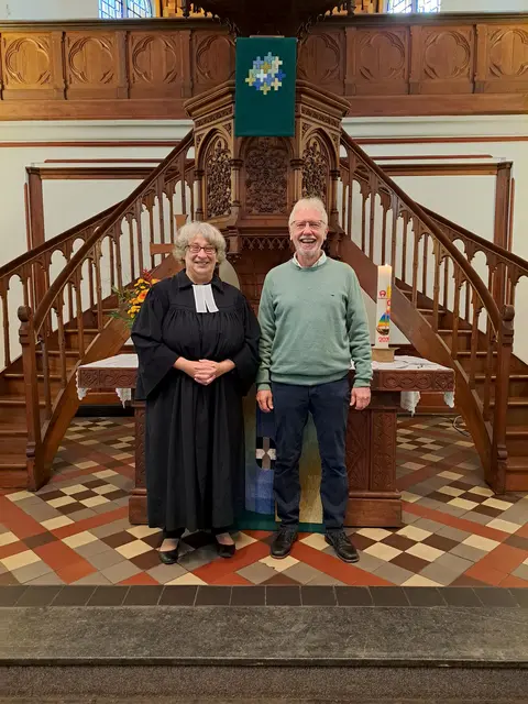 Das Bild zeigt Pfarrerin Anja Humbert und Organist Wilfried Angst in der Kreuzeskirche beim Empfang zu dessen 50jährigen Dienstjubiläums. Foto: www.bonhoeffer-gemeinde.org
