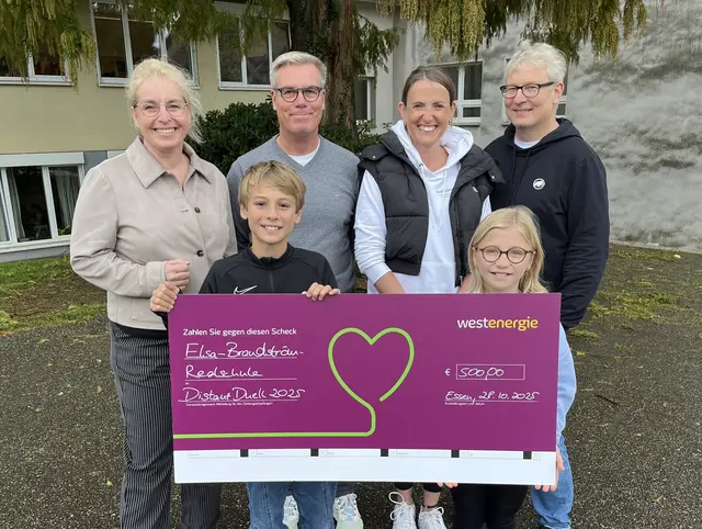  Petra Kox (l.), Westenergie-Kommunalmanagerin, überreicht persönlich den Scheck über 500 Euro an die Schülerinnen und Schüler sowie Schulleitung der Elsa-Brandström-Realschule.  | Foto: Westenergie AG