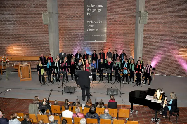 Das Foto wurde bei einem gemeinsamen Chorkonzert 2018 in der Obermeidericher Kirche aufgenommen.
Foto: Michael Schurmann
