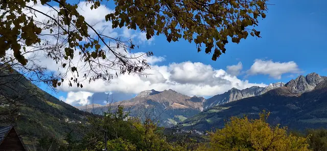 Blick von der Miniaturgolfanlage auf die umliegenden Berge. 