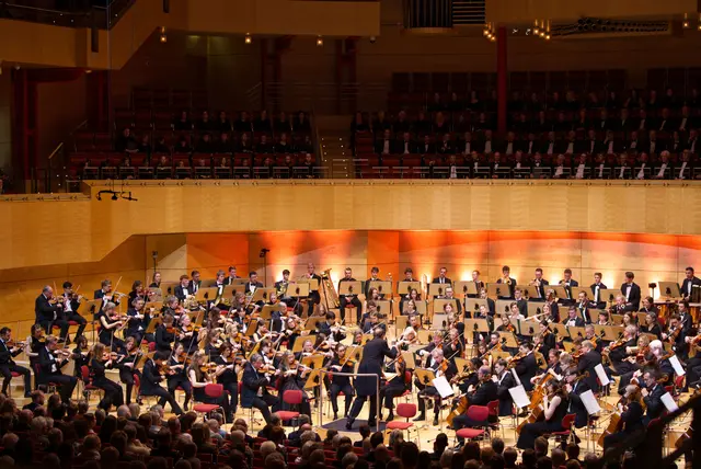 Das Essener Jugend-Symphonie-Orchester und die Essener Philharmoniker bei der Aufführung von Ludwig van Beethovens neunter Symphonie. | Foto: Sebastian Haberle
