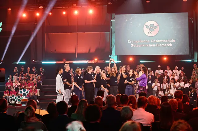 Bei der Preisverleihung in Berlin: Die Evangelische Gesamtschule Gelsenkirchen-Bismarck ist eine von fünf Schulen in Deutschland, die mit dem zweiten Platz beim Schulpreis ausgezeichnet wurde. Hauptsieger ist eine Grundschule in Berlin.  | Foto: Max Lautenschläger