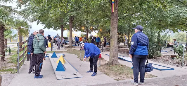 Blick auf die ersten Bahnen der Minaturgolfanlage in Algund, Südtirol.