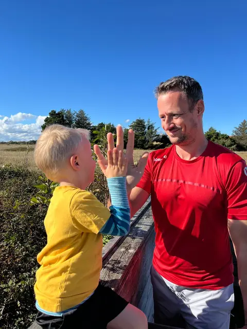 Zeit mit dem Sohn zu verbringen - das ist für den Velberter Autor Daniel Duhr wichtiger als vieles andere im Leben.  | Foto: Daniel Duhr