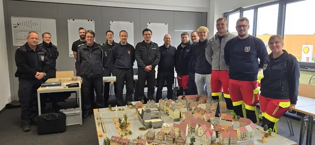 Nach der erfolgreichen Premiere im März richtete der Ennepe-Ruhr-Kreis als Träger des Rettungsdienstes nun einen zweiten Lehrgang zum Gruppenführer Rettungsdienst aus. Insgesamt zehn Teilnehmerinnen und Teilnehmer konnten den achttägigen Kurs jetzt erfolgreich abschließen. Foto: UvK/ Ennepe-Ruhr-Kreis