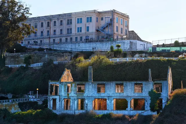 Alcatraz, das Salz des Pazifik zerfrisst auf Dauer auch Beton.