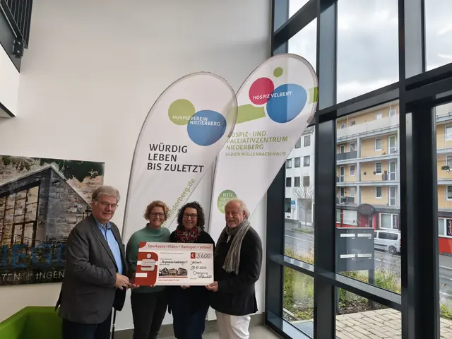 Chorisma-Vereinsvorsitzende Nicole Baione (2.v.l.) überreichte zusammen mit der zweiten Vorsitzenden Bianca Schemaitat (3.v.l.) den symbolischen Scheck an Wolfgang Tamm (links), Vorsitzender des Hospizvereins, und Dr. med. Johann Campean (rechts), stellvertretender Vorsitzender.