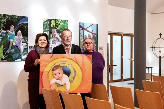 Das Foto zeigt Dr. Sassa von Roehl, Ditmar Schädel und Pfarrerin Ulrike Kobbe - rechts - beim Aufbau der Ausstellung "Mit anderen Augen sehen" in der Ungelsheimer Auferstehungskirche.
Foto: Rolf Schotsch
