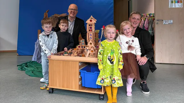 Die neuen Diamantbausteine führten die Kinder Thorsten Grabowski von der Sparkasse Hattingen direkt vor. Foto: Sparkasse Hattingen