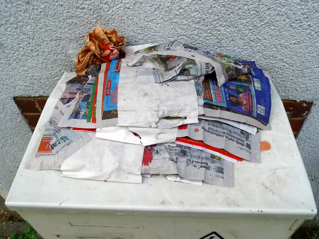 Draufsicht/Nahaufnahme Stahlblech-Übergangskasten im Innenstadtbereich Wesel, Brandstraße. | Foto: Siegmund Walter, 30.10.2025