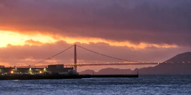 Die beleuchtete Oakland Bay Bridge