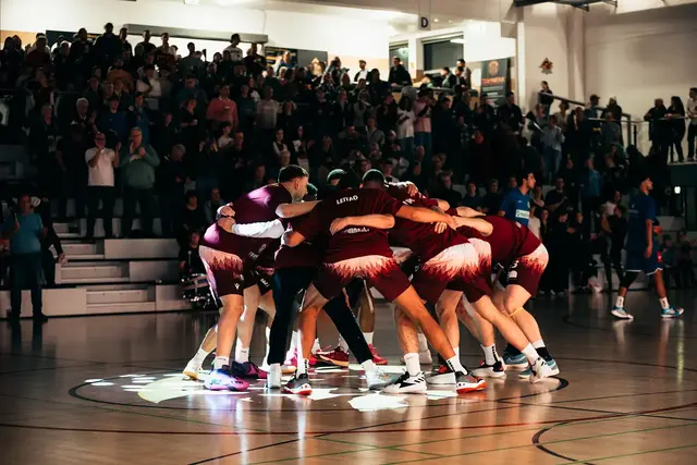 Das Team im Huddle vor dem Heimspiel gegen die EN Baskets Schwelm | Foto: Calvin Vorsmann, cnipsr