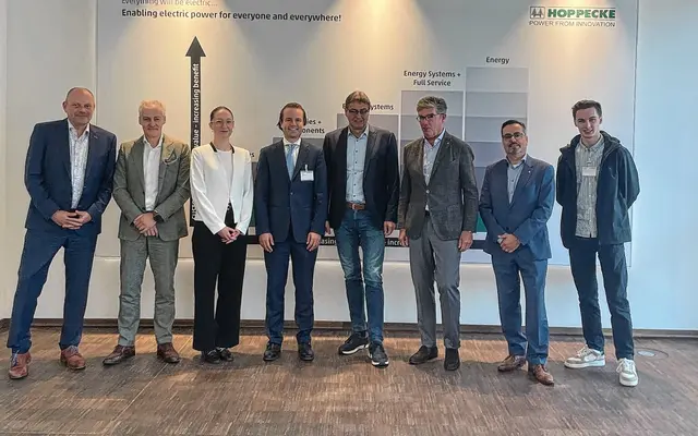 Batterie-Technologie aus unserer Region macht die Bahn klimafreundlicher. Bei einem Gespräch mit dem geschäftsführenden Gesellschafter Dr. Marc Zoellner (Hoppecke Batterien) und Vertretern von EUROBAT beeindruckte dies Peter Liese. Foto: Europabüro