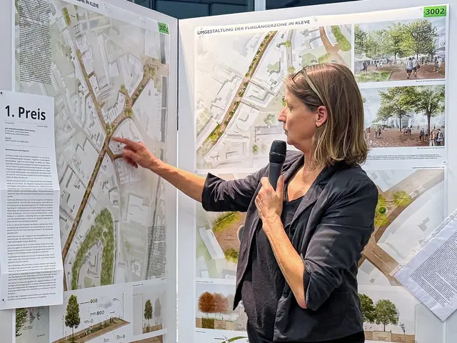 Rebekka Junge von wbp Landschaftsarchitekten vor ihrem Siegerentwurf
