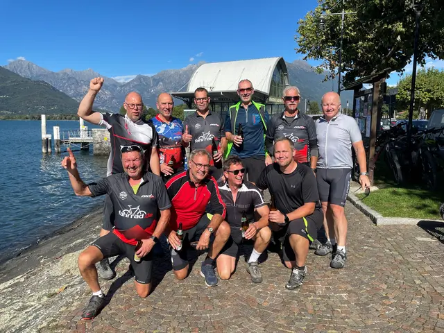 Sie nennen sich Alpenbezwinger: Eine aus 13 Männern bestehende Gruppe hat es sich zur Aufgabe gemacht, alle zwei Jahre mit den Rädern die Alpen zu überqueren. Das Foto zeigt die Truppe, die von 36 bis ins Rentenalter reicht, am Ziel ihrer letzten Tour am Comer See.  | Foto: Alpenbezwinger