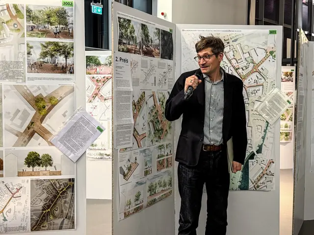 Herr Platz, Vertreter des Peisgerichts, erläutert die Entwürfe