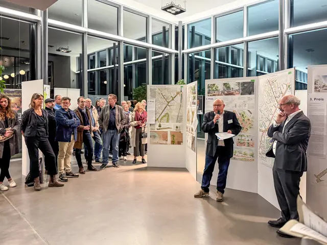 Wettbewerbsmanager Thomas Geppert und Bürgermeister Wolfgang Gebing (rechts) bei der Preisvereleihunhg