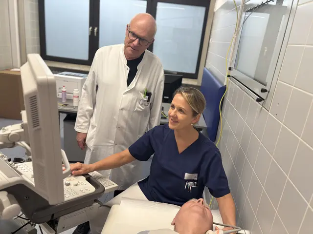 Dr. Ralf Kuhlmann, Chefarzt der Klinik für Neurologie im EvK und Oberärztin Katja Würfel beim Check-Up. 