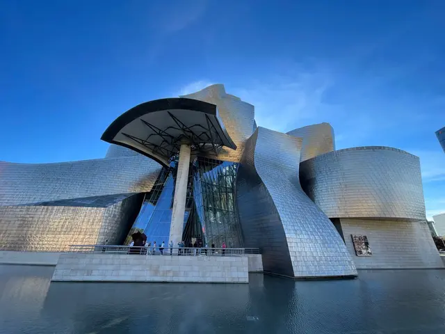 Etwa 33.000 dünne Titanpaneelen und viel Glas prägen die Außenhaut des Kunstmuseums GUGGENHEIM BILBAO | Foto: Mülheimer Kunstverein KKRR