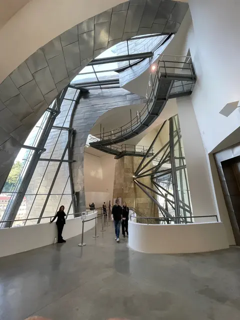 Überwältigende Architektur von  Frank O. Gehry (eröffnet 1997)  das Guggenheim Bilbao ist eines der Museen der US-amerikanischen Stiftung Salomon R. Guggenheim Foundation (New York, Peggy Guggenheim Collection in Venedig, Bilbao, Abu Dhabi und Stadtorte in Berlin und Las Vegas) | Foto: Mülheimer Kunstverein KKRR