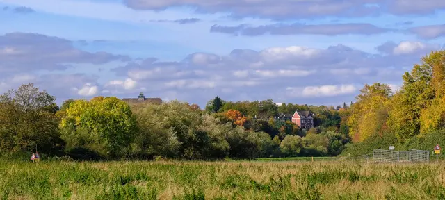 Ruhrwiesen mit Blick auf Rellinghausen und dem ehemaligen Gebäude der Polizeischule