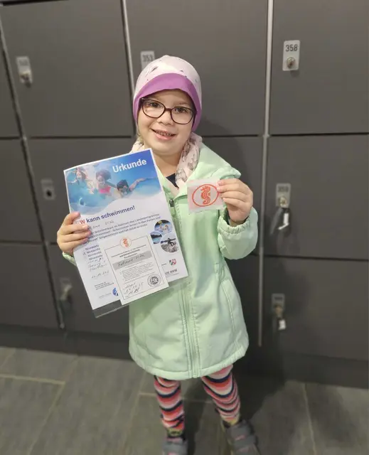 Stolz zeigt Vita Fiorentina Falcone ihr Abzeichen und ihre Urkunde  | Foto: Freie Schwimmer Rheinkamp 