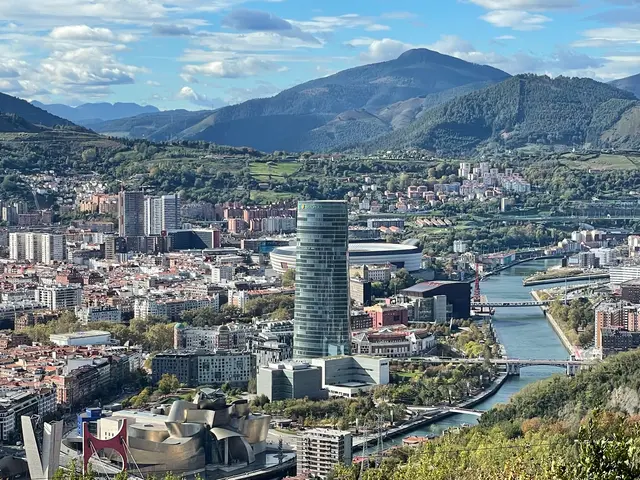 Blick vom Aussichtspunkt "Artxanda" vorne das Guggenheim Museum - in der Mitte der Iberdrola Büro-Tower dahinter das Stadion "San Mamés" am Fluß Nerviòn | Foto: Mülheimer Kunstverein KKRR