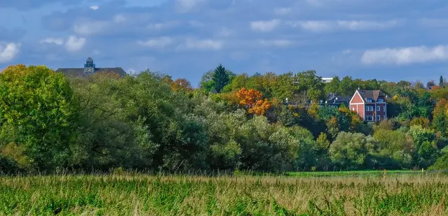 Ruhrwiesen mit Blick auf Rellinghausen und dem ehemaligen Gebäude der Polizeischule