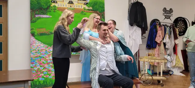 Wasserwesen (v. l. Hanna Krause, Nadine Rott, Hannah Schüren-Hinkelmann) umgarnen Prinz Julian (Sascha Stüttgen) | Foto: Sabine Nienke-Url