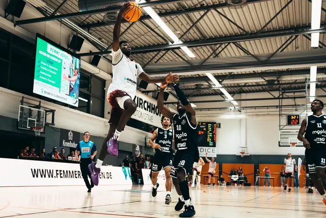 Trey Hubbard beim Korbleger im Spiel der Iserlohn Kangaroos gegen die BSW Sixers | Foto: Calvin Vorsmann, cnipsr