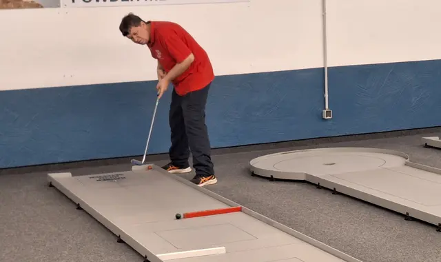 Patrick Knoll an den Stäben in Halver Indoor.