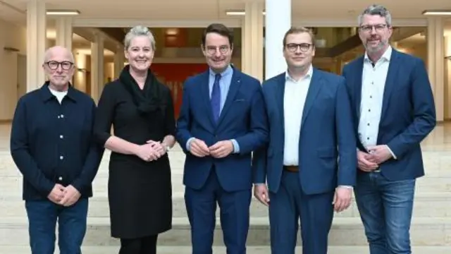 v.l. Fred Toplak (Stadt Herten) , Andrea Henze (Stadt Gelsenkirchen), Regierungspräsident Andreas Bothe, Matthias Buschfeld (Stadt Bottrop) und Thomas Terhorst (Marl)  / ©Bezirksregierung Münste