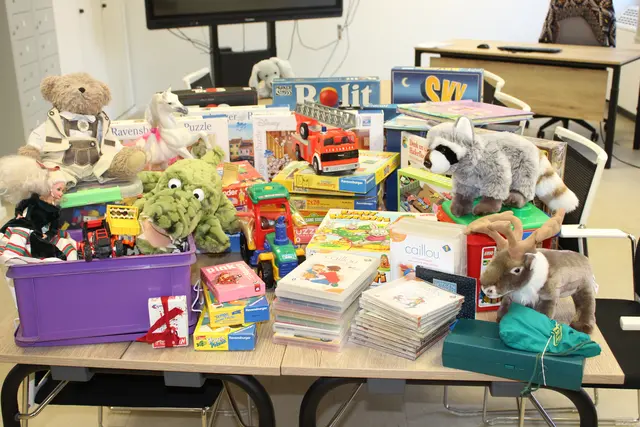 Einer der Gabentische aus der Spielzeug-Spendenaktion 2024 Foto: Nadine Scholtheis 